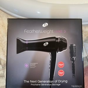 T3 Featherweight Luxe 2i Blowdryer.